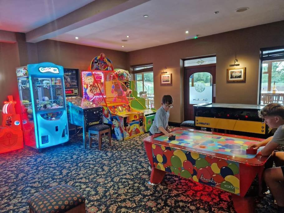 Cosy Hideaway Lodge In Glan Gwna Caeathro المظهر الخارجي الصورة